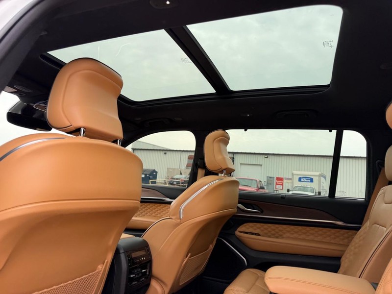 Jeep Grand Cherokee L Vehicle Full-screen Gallery Image 10