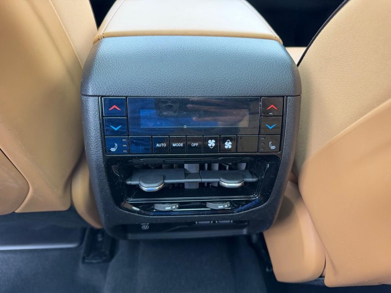 Jeep Grand Cherokee L Vehicle Full-screen Gallery Image 11