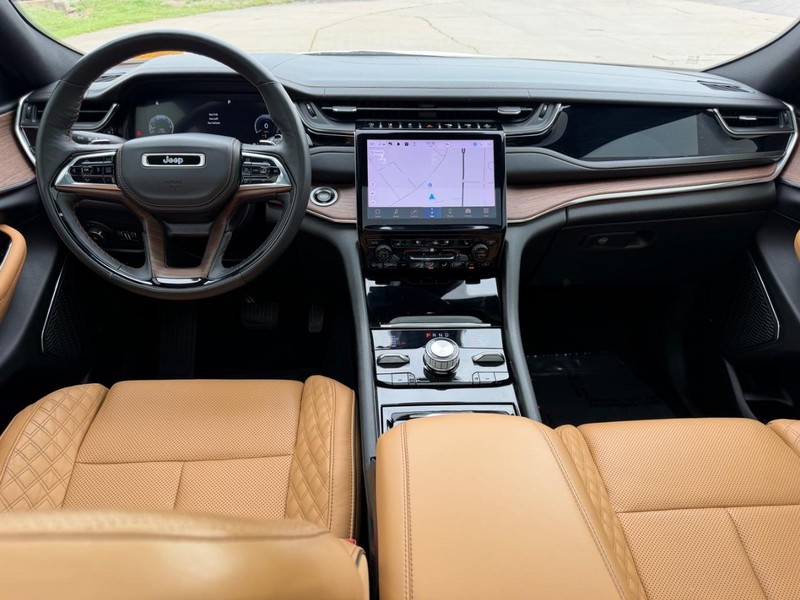 Jeep Grand Cherokee L Vehicle Full-screen Gallery Image 12