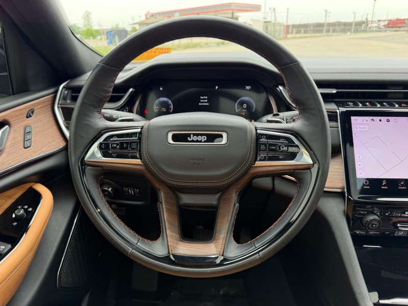 Jeep Grand Cherokee L Vehicle Full-screen Gallery Image 13