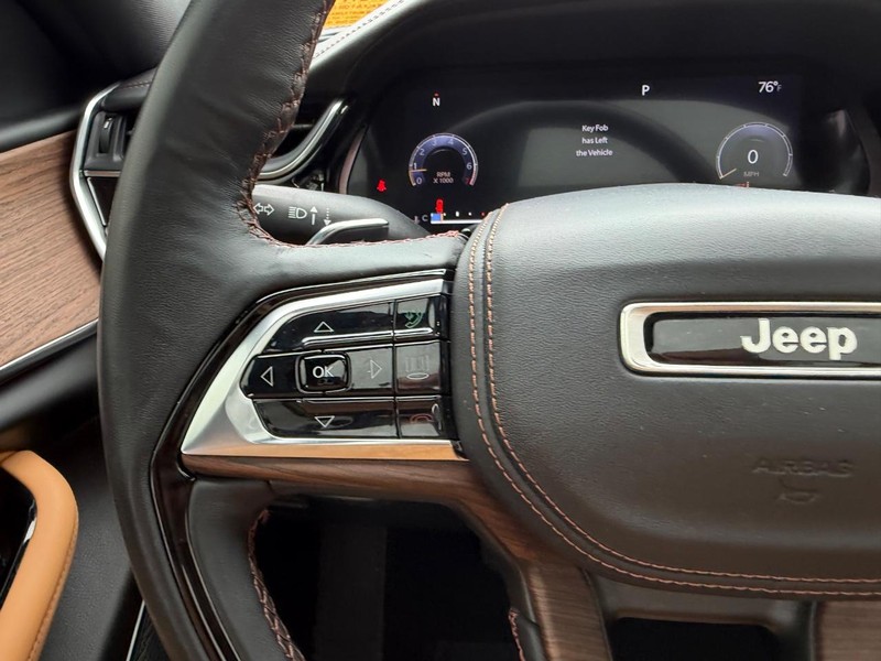 Jeep Grand Cherokee L Vehicle Full-screen Gallery Image 14