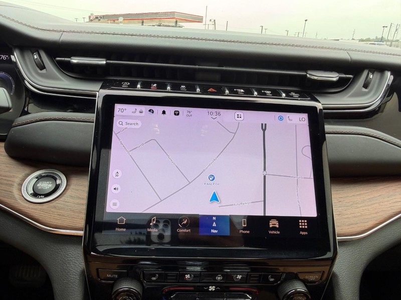 Jeep Grand Cherokee L Vehicle Full-screen Gallery Image 16