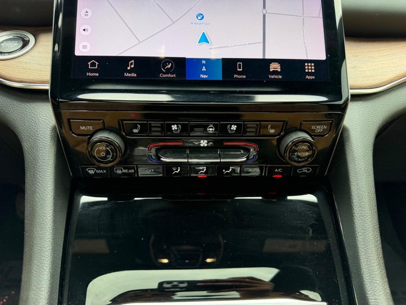 Jeep Grand Cherokee L Vehicle Full-screen Gallery Image 17