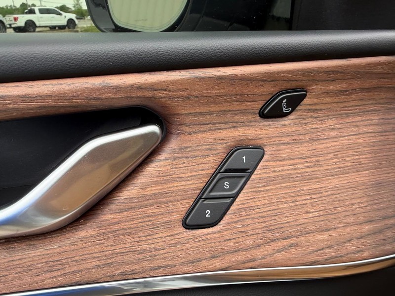 Jeep Grand Cherokee L Vehicle Full-screen Gallery Image 21