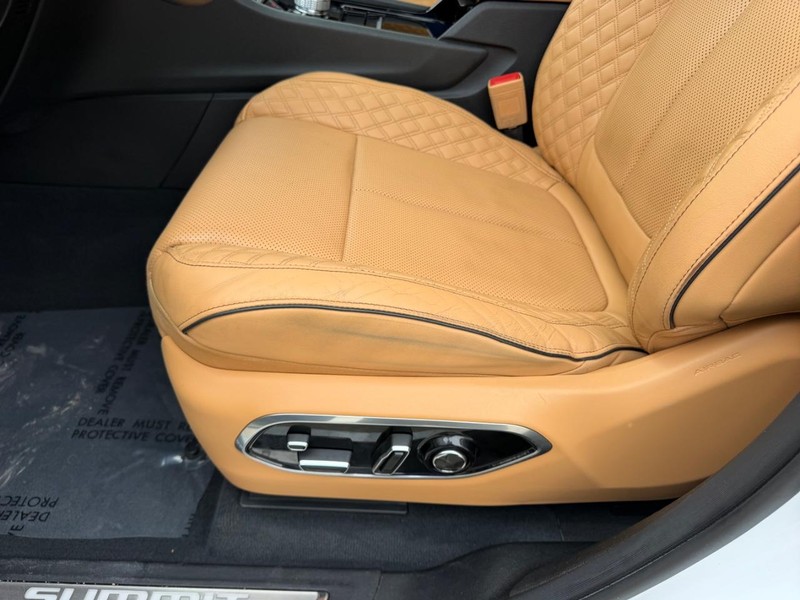 Jeep Grand Cherokee L Vehicle Full-screen Gallery Image 22