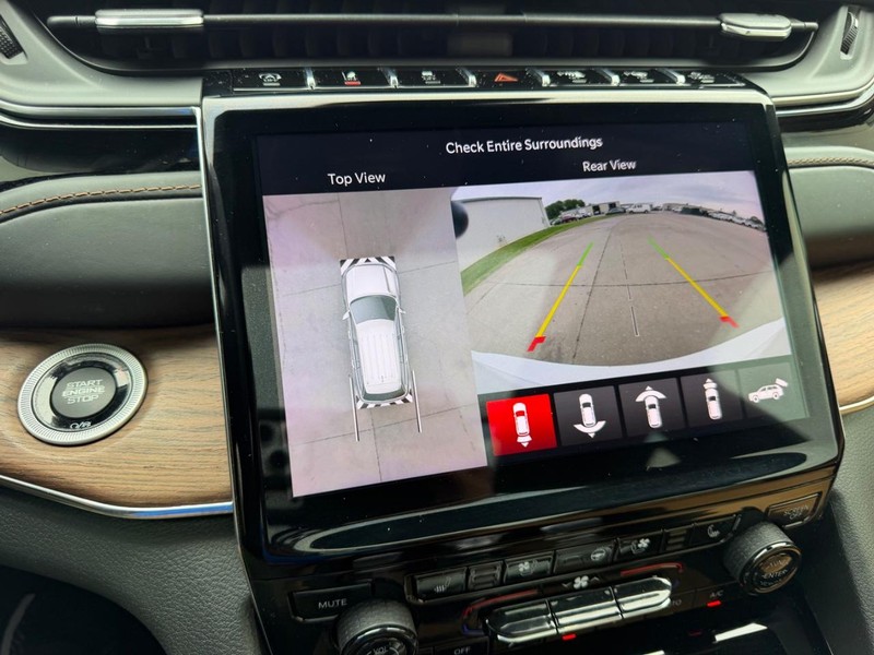 Jeep Grand Cherokee L Vehicle Full-screen Gallery Image 24