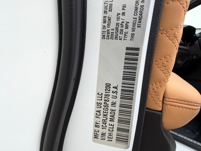 Jeep Grand Cherokee L Vehicle Full-screen Gallery Image 25