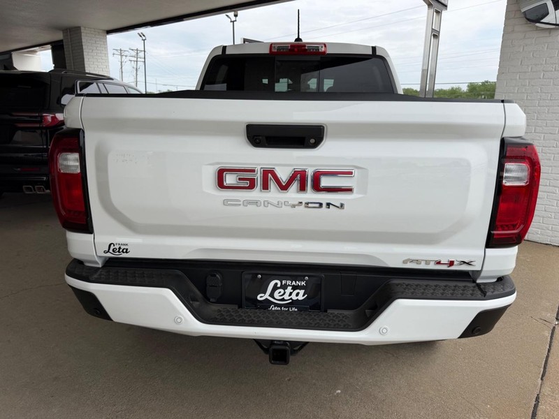 GMC Canyon Vehicle Full-screen Gallery Image 3