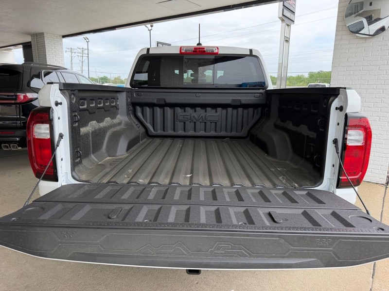 GMC Canyon Vehicle Full-screen Gallery Image 4