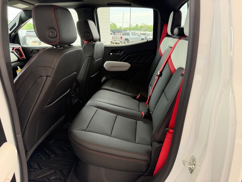 GMC Canyon Vehicle Full-screen Gallery Image 6