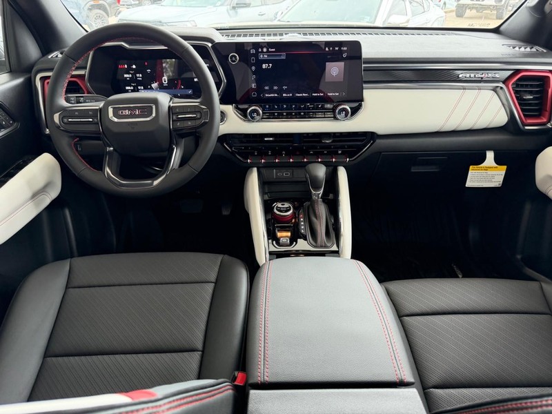 GMC Canyon Vehicle Full-screen Gallery Image 8