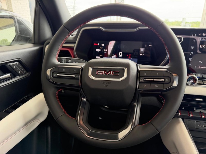 GMC Canyon Vehicle Full-screen Gallery Image 9