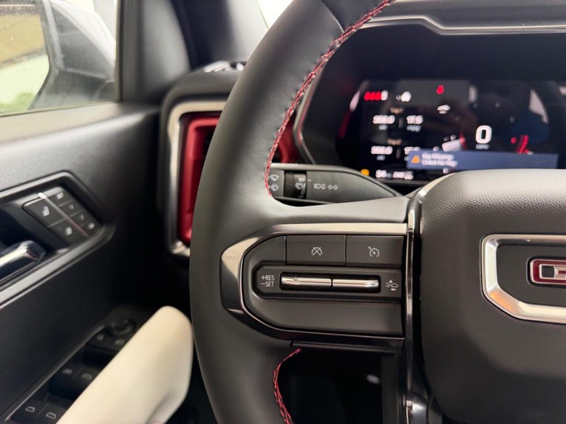 GMC Canyon Vehicle Full-screen Gallery Image 10