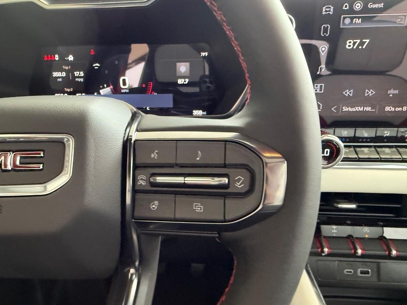 GMC Canyon Vehicle Full-screen Gallery Image 11