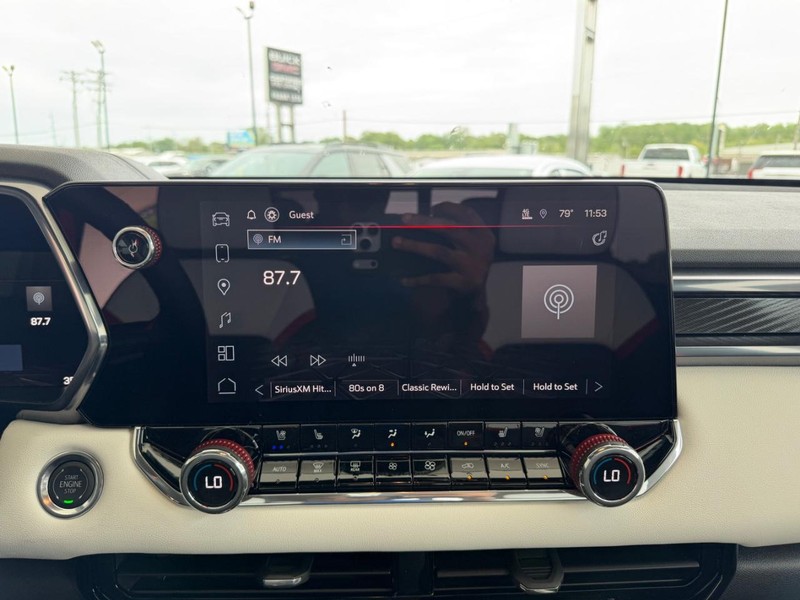 GMC Canyon Vehicle Full-screen Gallery Image 12