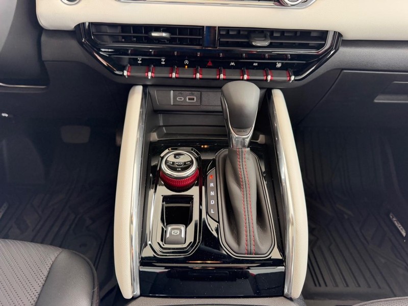 GMC Canyon Vehicle Full-screen Gallery Image 14