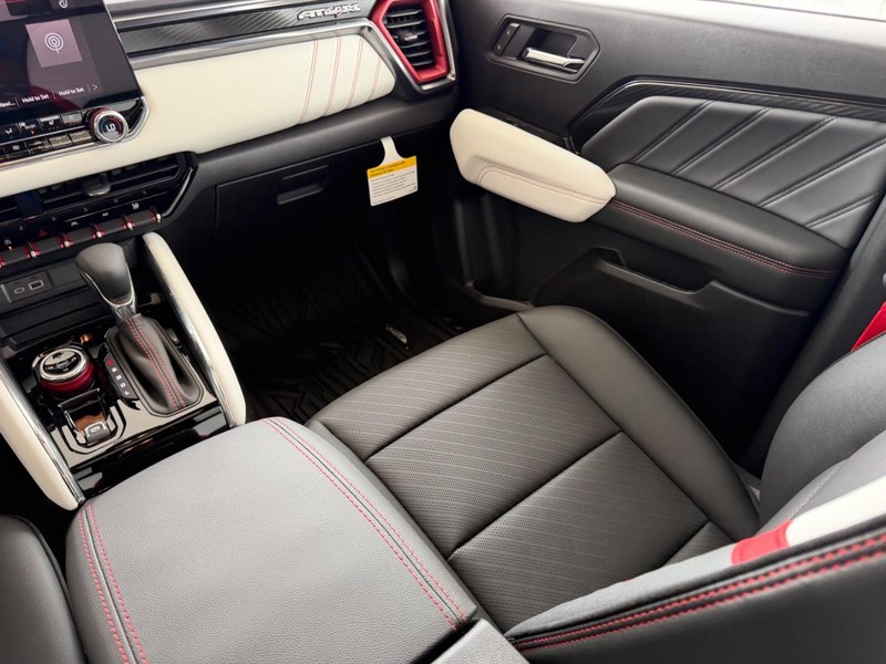 GMC Canyon Vehicle Full-screen Gallery Image 15