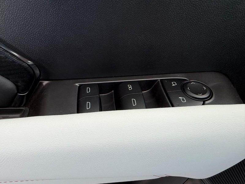 GMC Canyon Vehicle Full-screen Gallery Image 16
