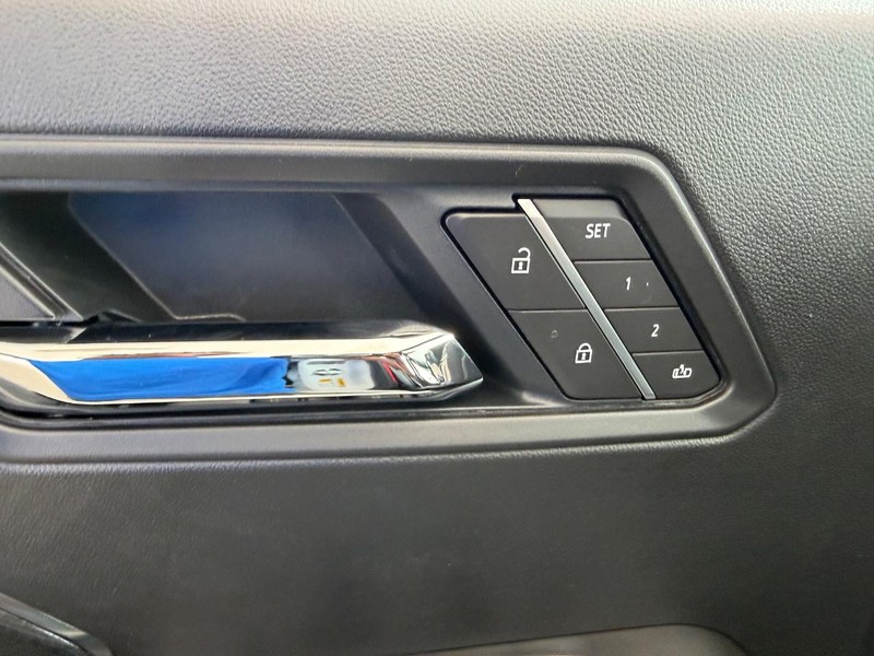 GMC Canyon Vehicle Full-screen Gallery Image 17