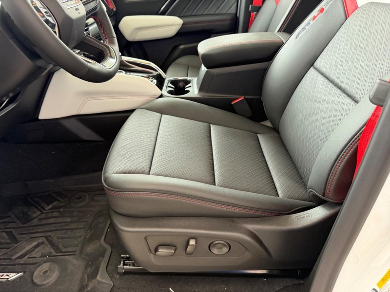GMC Canyon Vehicle Full-screen Gallery Image 18