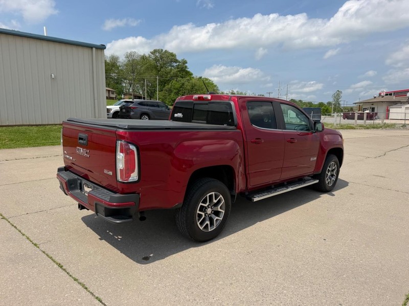 GMC Canyon Vehicle Full-screen Gallery Image 3