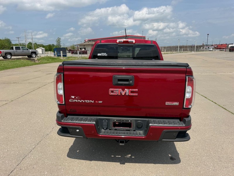 GMC Canyon Vehicle Full-screen Gallery Image 4