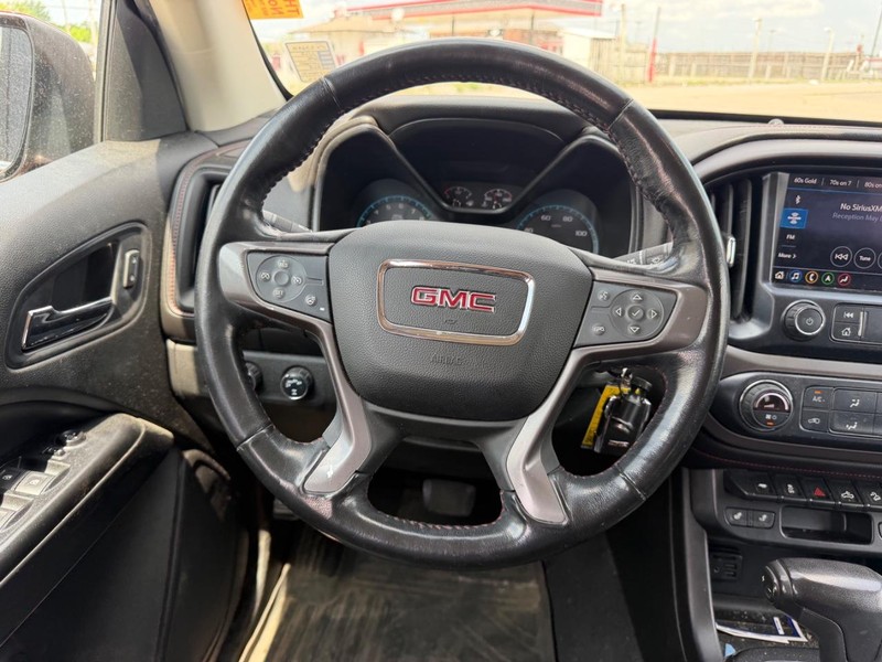 GMC Canyon Vehicle Full-screen Gallery Image 9