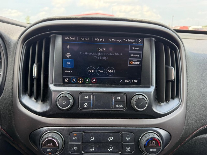 GMC Canyon Vehicle Full-screen Gallery Image 12