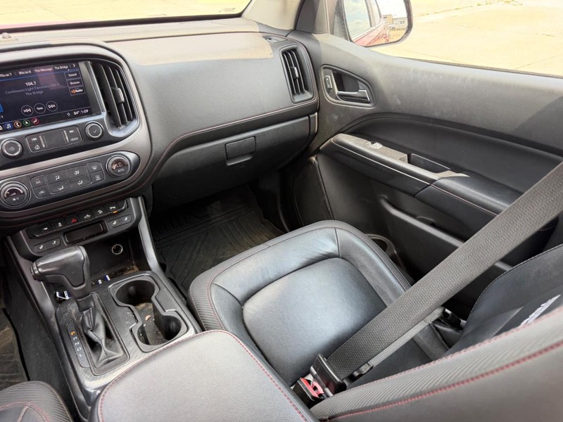 GMC Canyon Vehicle Full-screen Gallery Image 15