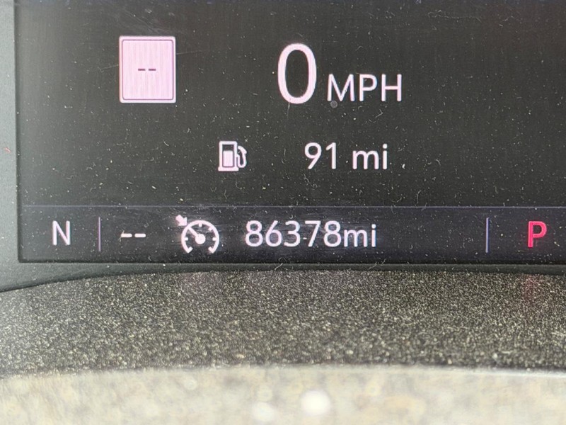 GMC Canyon Vehicle Full-screen Gallery Image 18