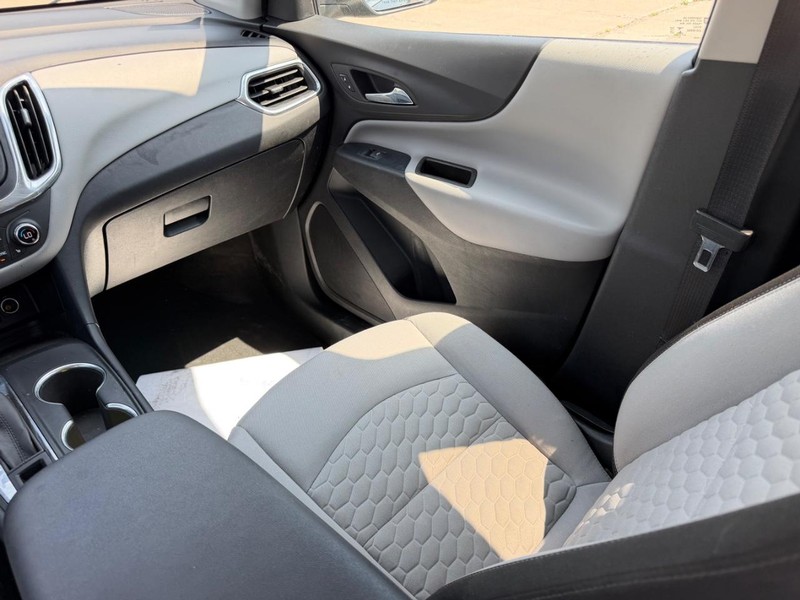 Chevrolet Equinox Vehicle Full-screen Gallery Image 16