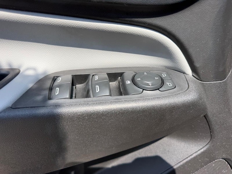 Chevrolet Equinox Vehicle Full-screen Gallery Image 17