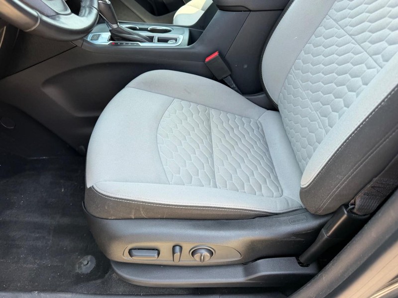 Chevrolet Equinox Vehicle Full-screen Gallery Image 18