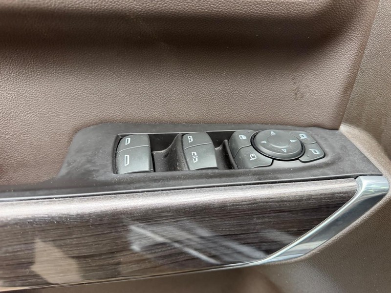Chevrolet Silverado 1500 Vehicle Full-screen Gallery Image 16