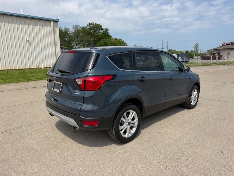 Ford Escape Vehicle Full-screen Gallery Image 3