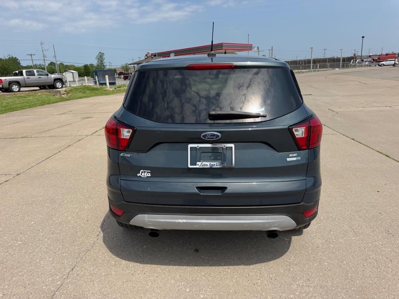 Ford Escape Vehicle Full-screen Gallery Image 4