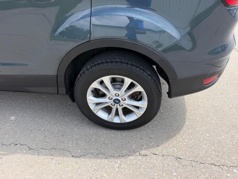 Ford Escape Vehicle Full-screen Gallery Image 6