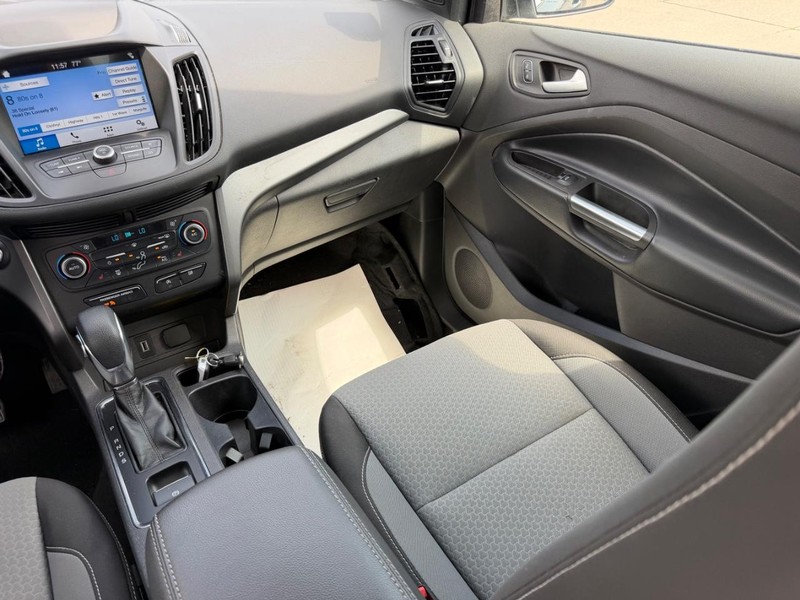 Ford Escape Vehicle Full-screen Gallery Image 15