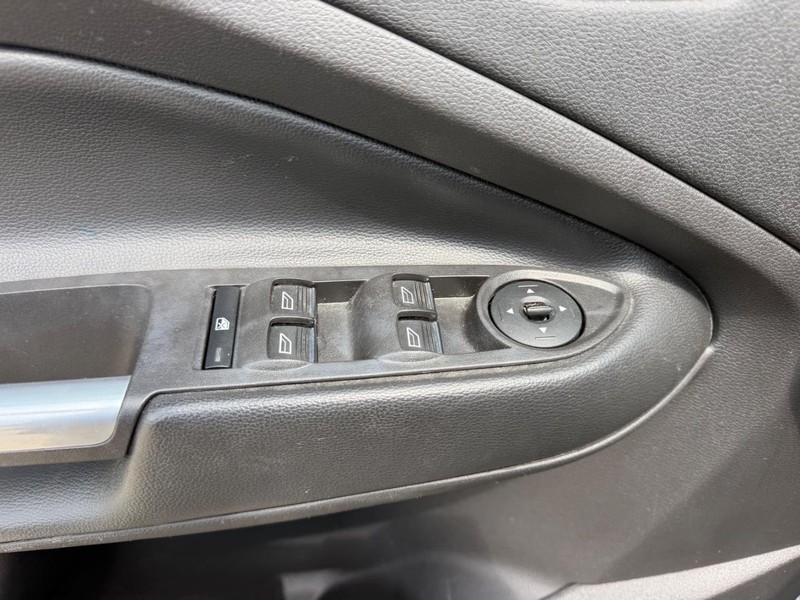 Ford Escape Vehicle Full-screen Gallery Image 16