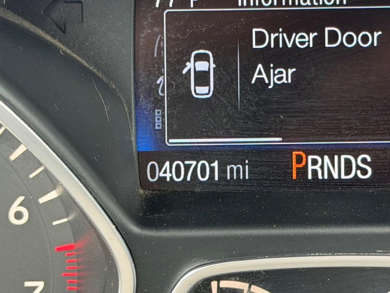 Ford Escape Vehicle Full-screen Gallery Image 18