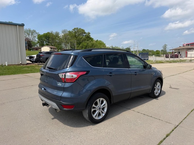 Ford Escape Vehicle Full-screen Gallery Image 3
