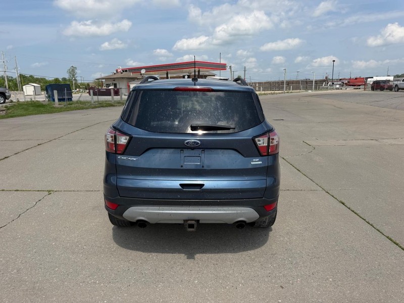 Ford Escape Vehicle Full-screen Gallery Image 4