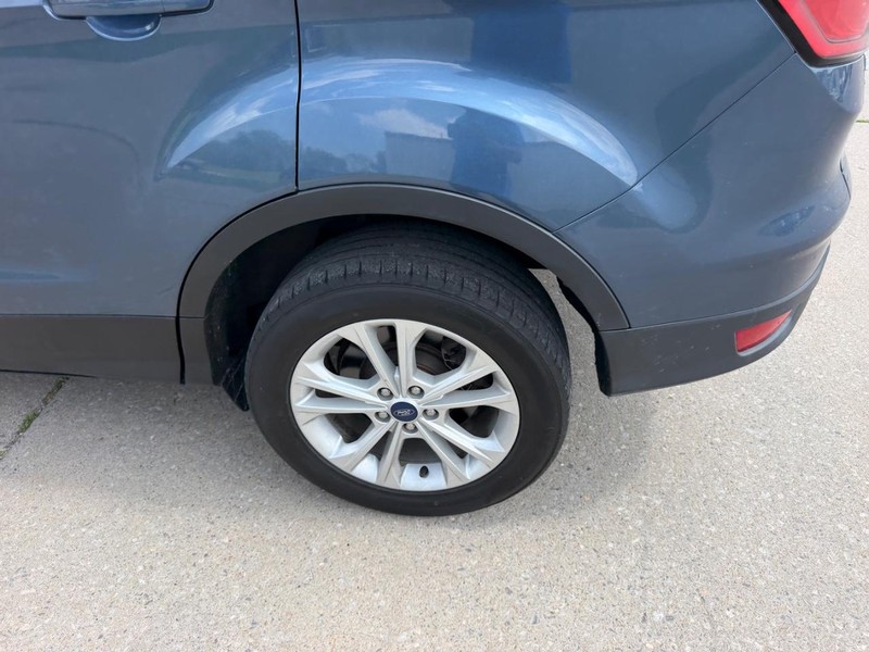 Ford Escape Vehicle Full-screen Gallery Image 6