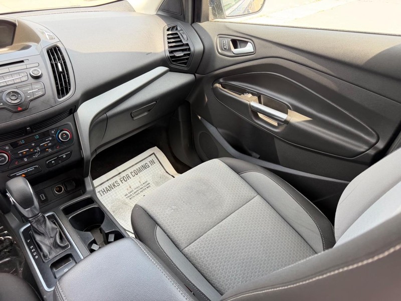 Ford Escape Vehicle Full-screen Gallery Image 15