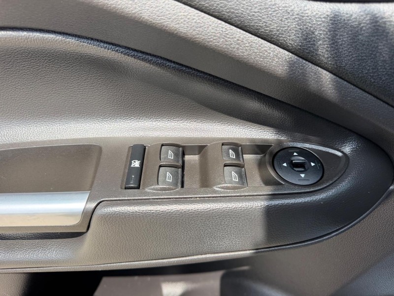 Ford Escape Vehicle Full-screen Gallery Image 16