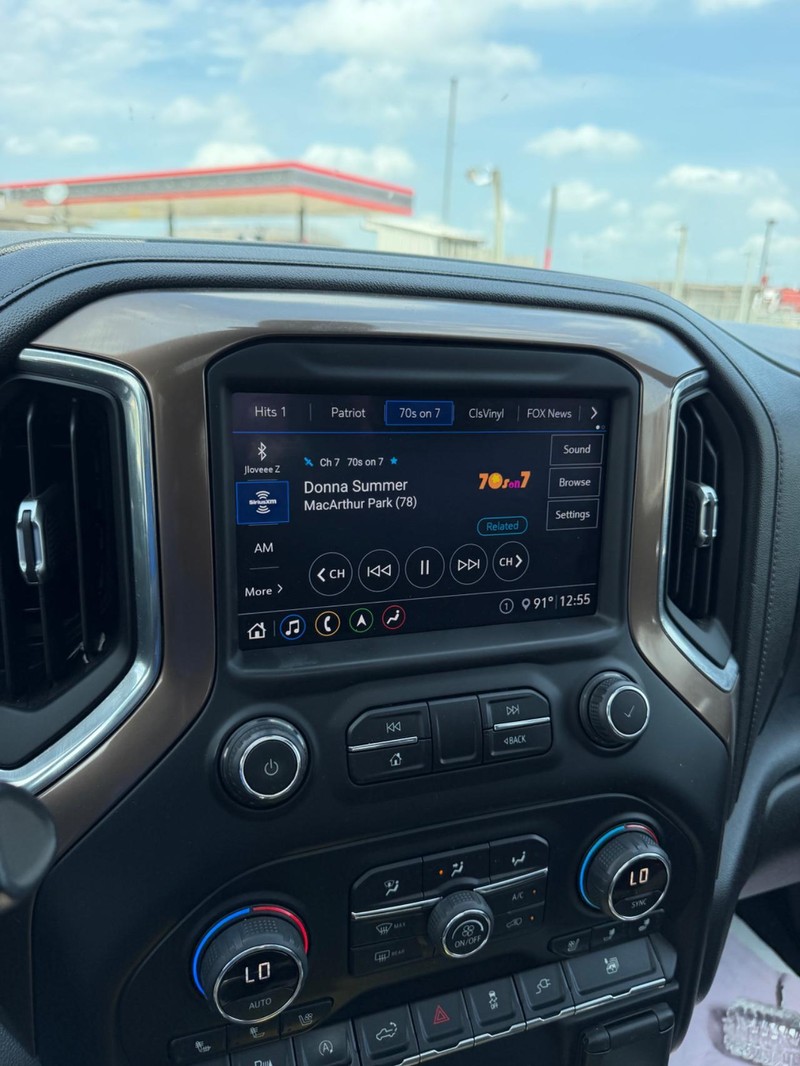 Chevrolet Silverado 1500 Vehicle Full-screen Gallery Image 21