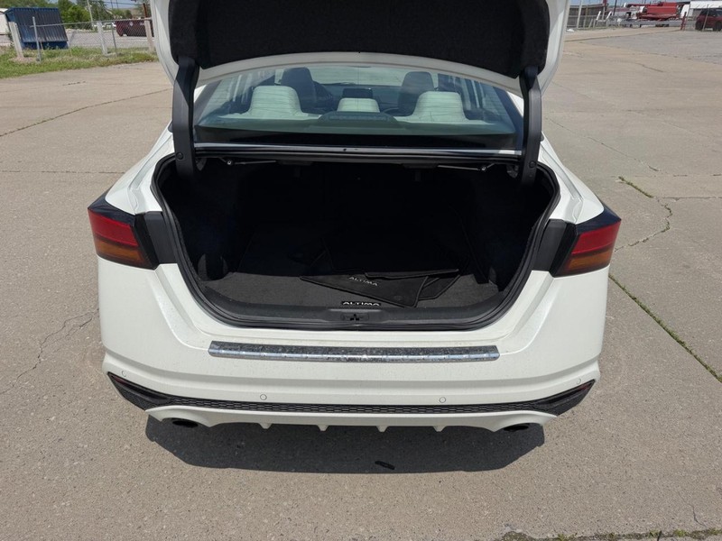 Nissan Altima Vehicle Full-screen Gallery Image 5