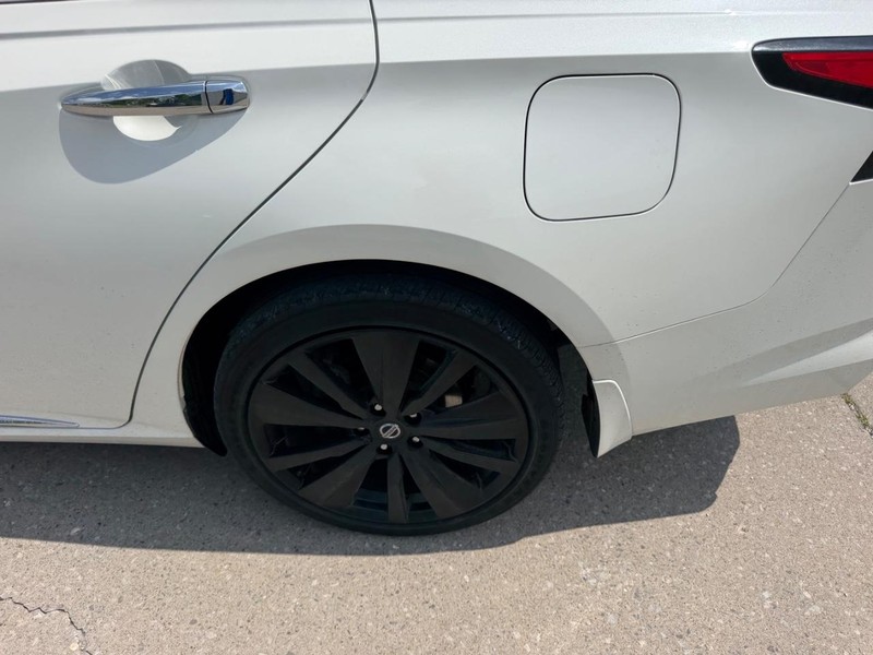 Nissan Altima Vehicle Full-screen Gallery Image 6