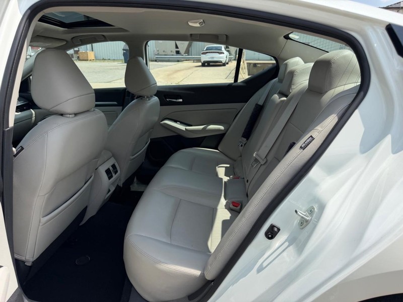 Nissan Altima Vehicle Full-screen Gallery Image 7