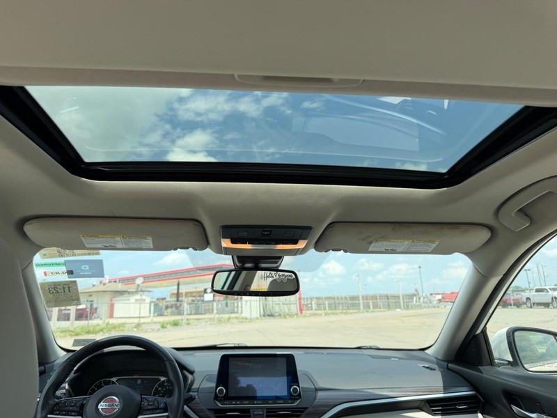 Nissan Altima Vehicle Full-screen Gallery Image 8